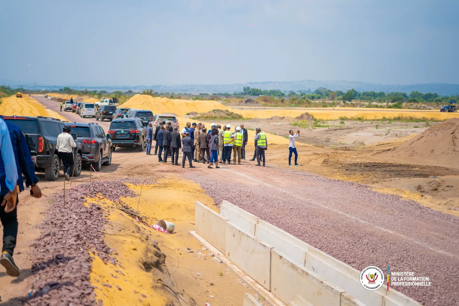 Marc Ekila visite les espaces prévus pour la construction des centres de formation professionnelle dans les deux zones économiques spéciales de Kinshasa