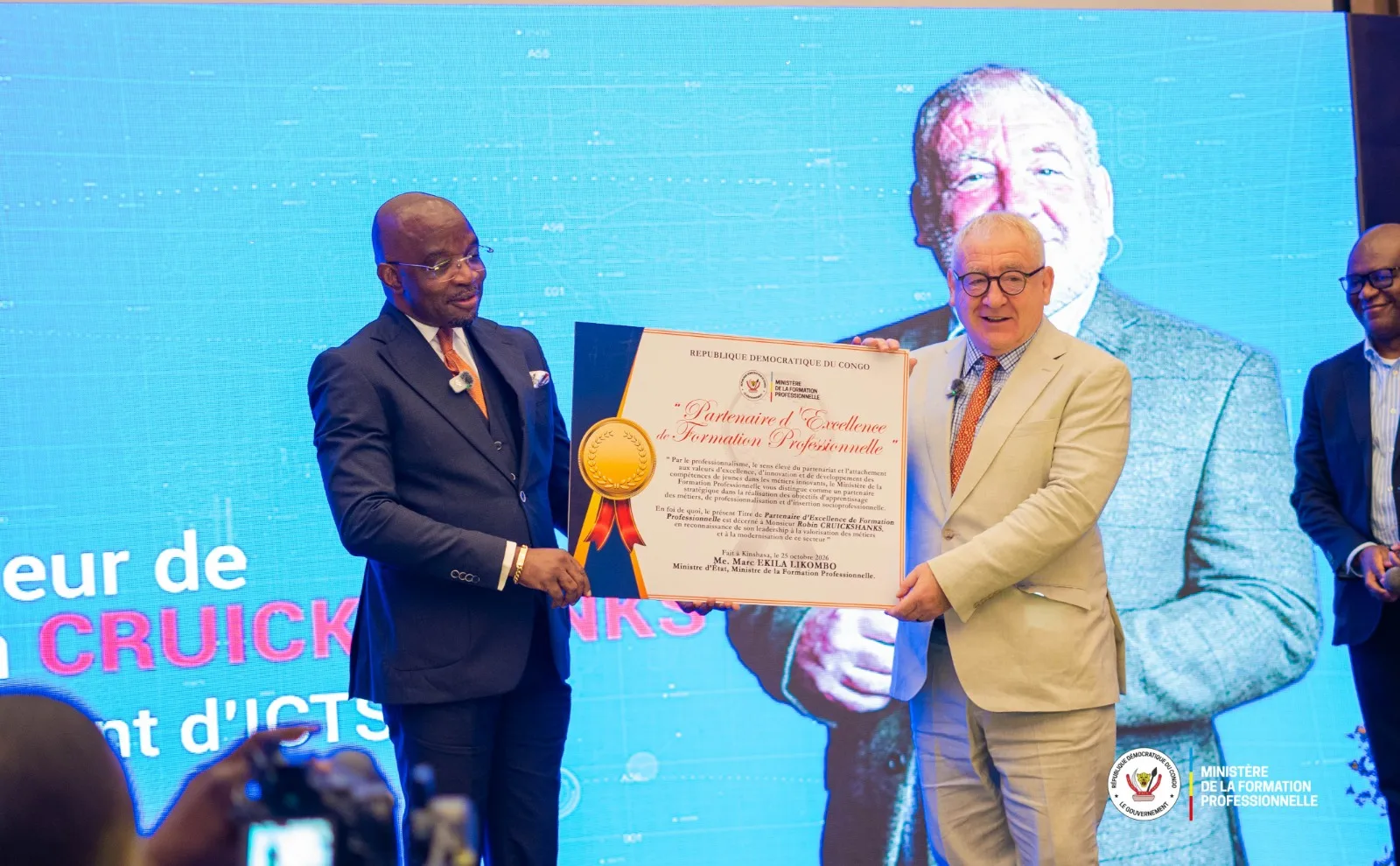 Formation Professionnelle : Robin CRUICKSHANKS, Vice-président d'ICTSI, élevé au rang de Partenaire d'Excellence par le Ministre d'État, Marc EKILA.