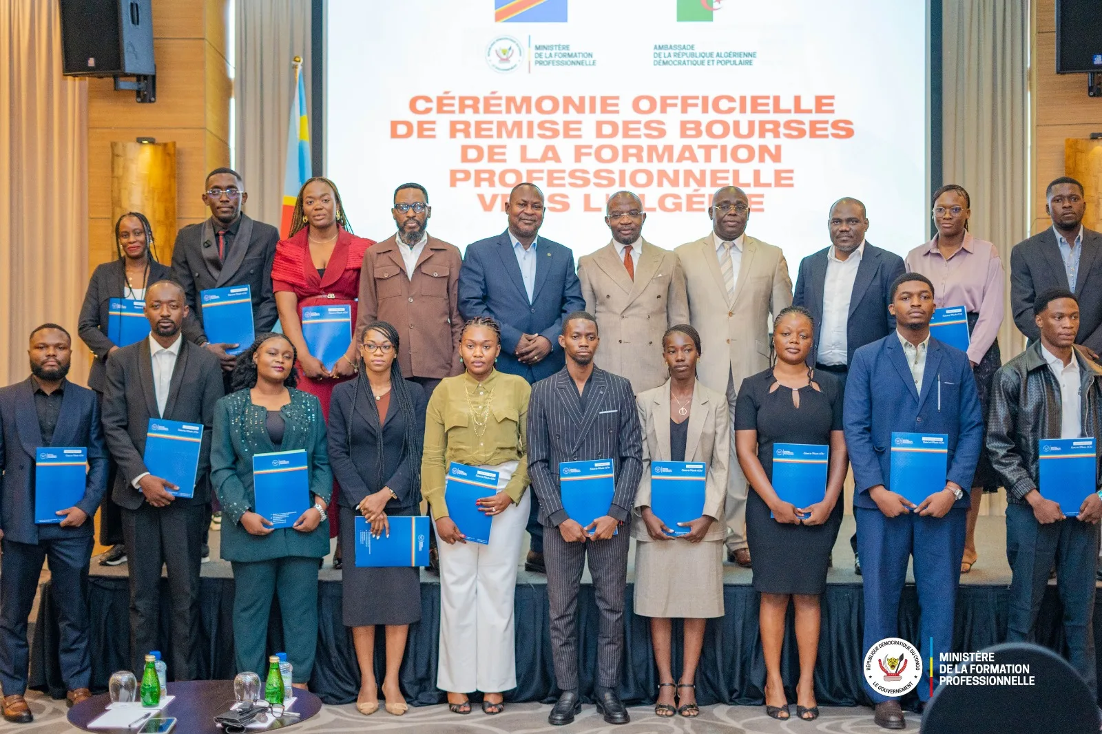 FORMATION PROFESSIONNELLE : 15 JEUNES REÇOIVENT DES MAINS DU MINISTRE D'ÉTAT EKILA LEURS BOURSES D'ÉTUDES POUR L'ALGÉRIE